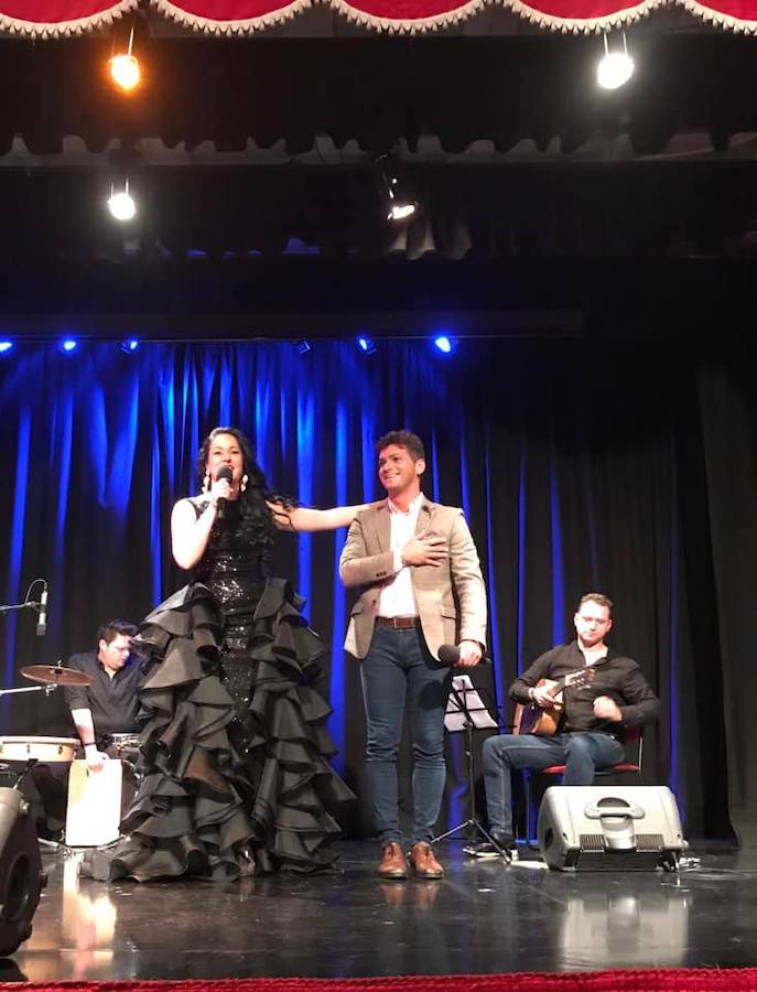 La artista llenó de aplausos el escenario de La Zubia.