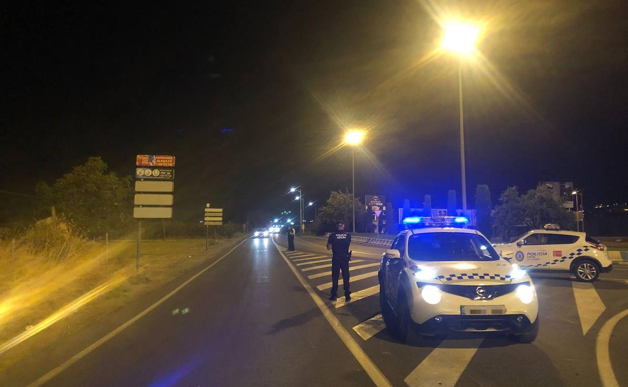 Control policial por la noche, este verano en La Zubia.