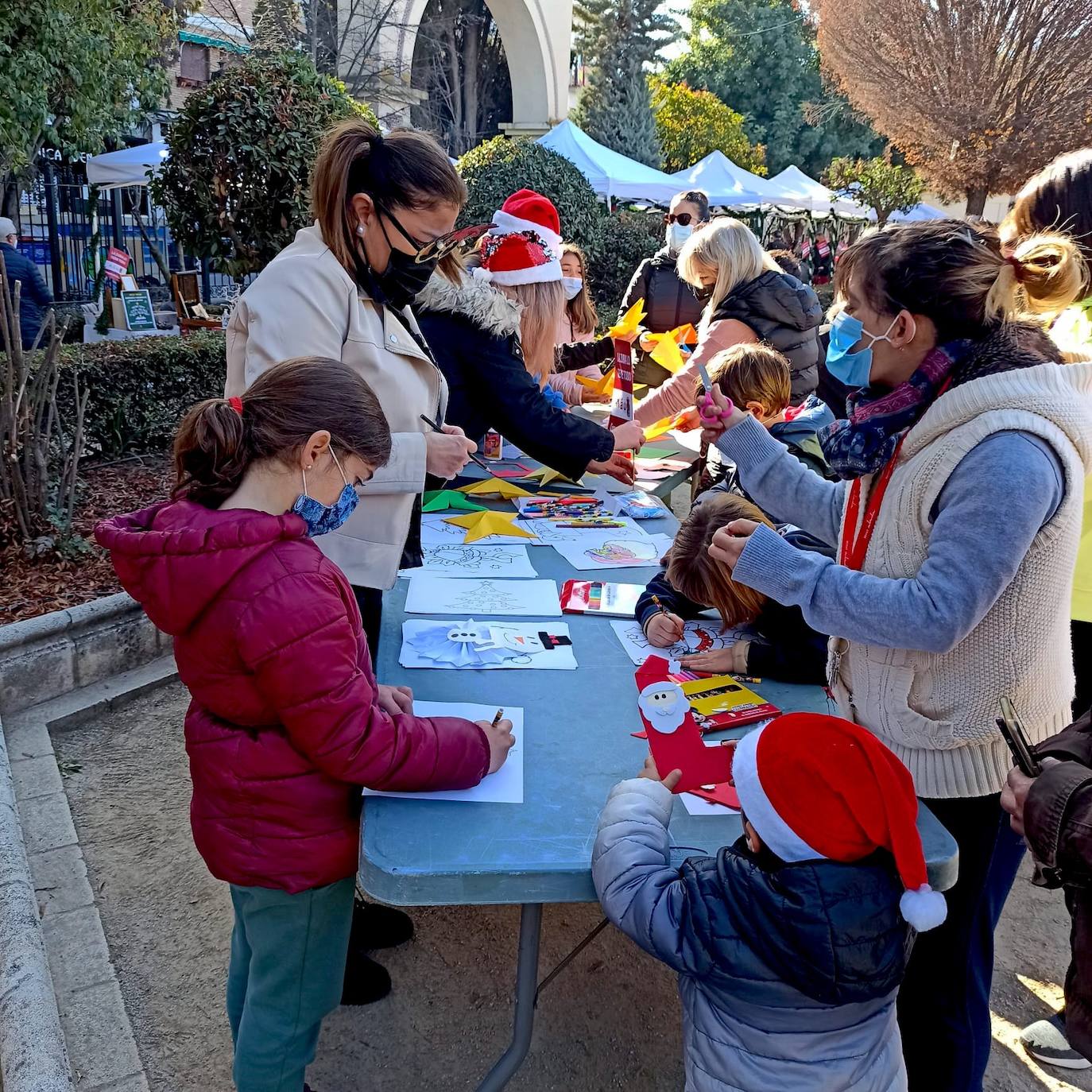 Fotos: Mercado navideño de artesanas en La Zubia