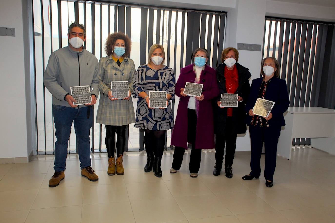 Más de un centenar de mayores de La Zubia, retratados en un libro solidario