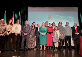 Personas galardonadas y miembros de la corporación municipal de La Zubia.