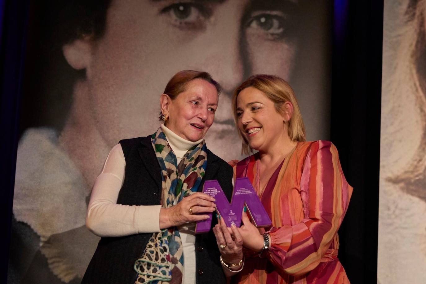 Amelia Valcárcel recibe el reconocimiento de manos de la alcaldesa de La Zubia, Puri López.