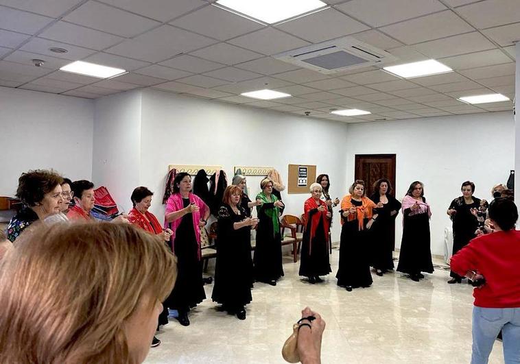 Medio centenar de mujeres de La Zubia practican la 'flamencoterapia'