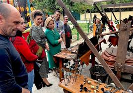 Miembros del equipo de gobierno de La Zubia, frente a uno de los puestos.