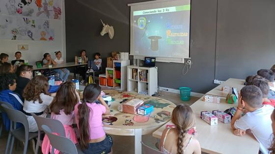 Más de 350 escolares de La Zubia realizan talleres de reciclaje