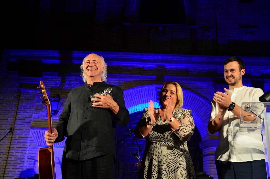 Amancio Prada recibe el Premio Internacional Poesía en El Laurel