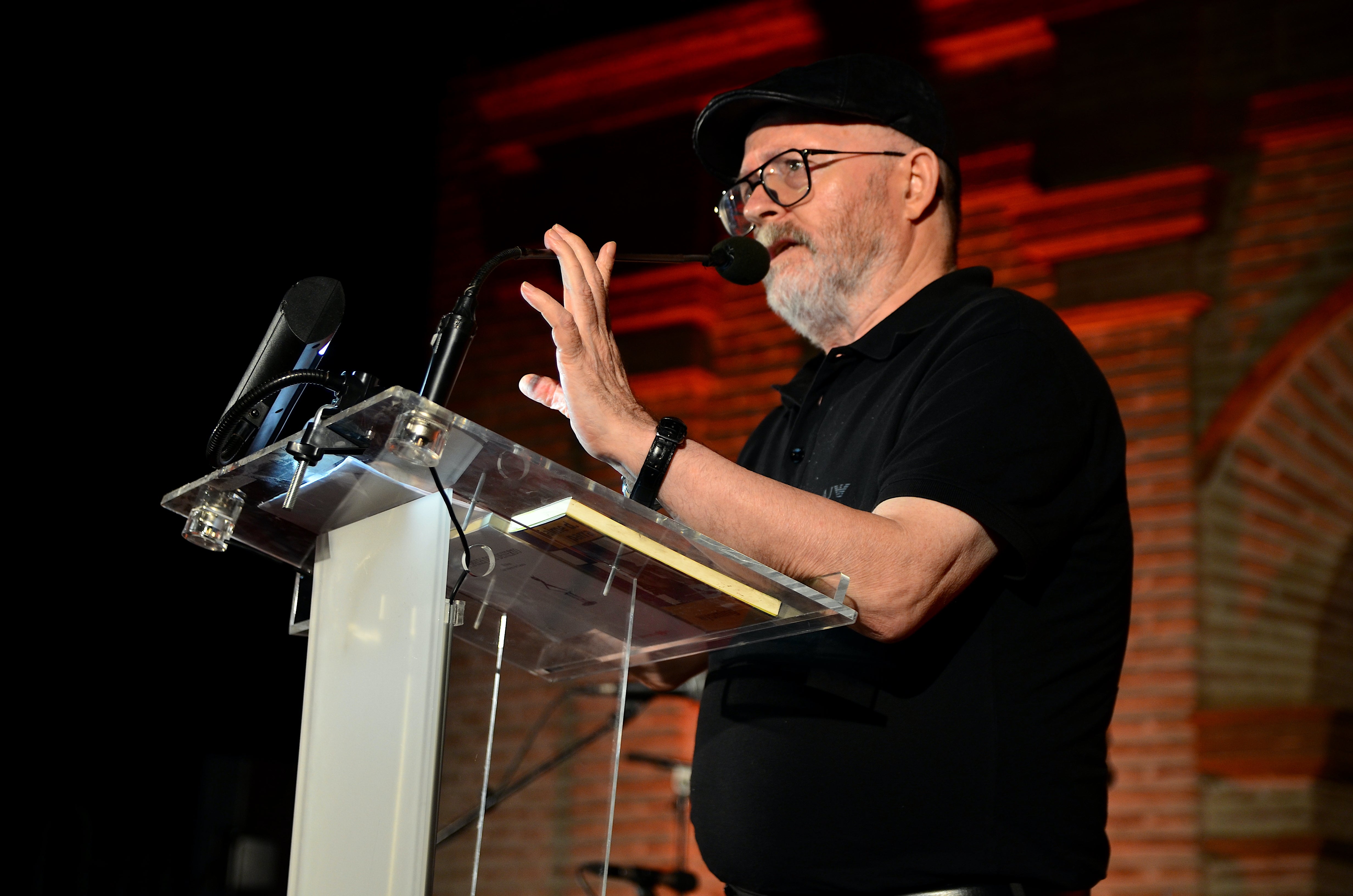 Amancio Prada recibe el Premio Internacional Poesía en El Laurel