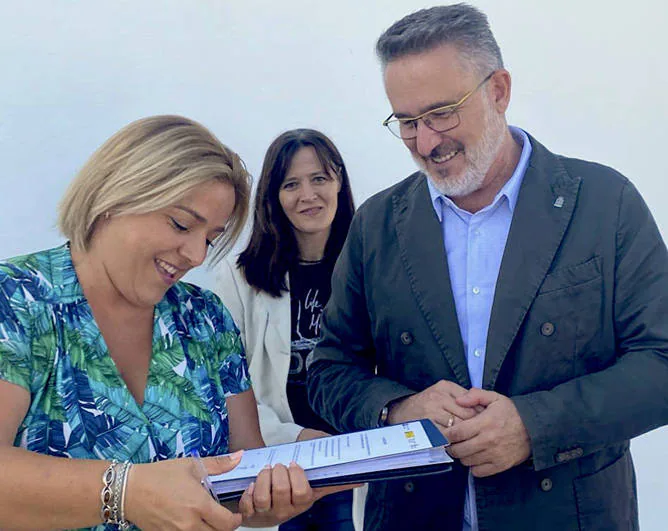 La alcaldesa de La Zubia, Puri López, con el diputado provincial de Fondos Europeos.