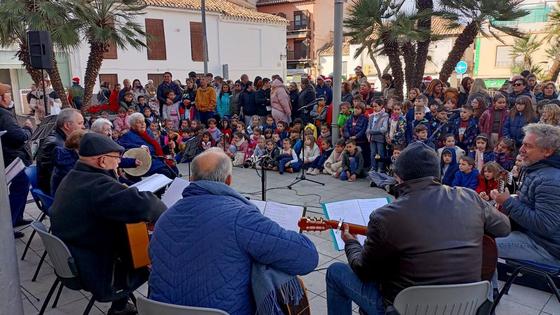 Cientos de escolares y mayores de La Zubia cantan villancicos tradicionales