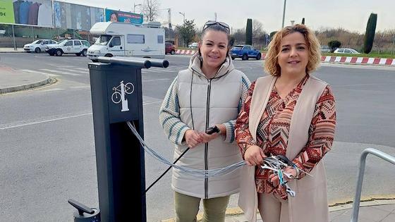 La Zubia instala 36 aparcamientos y puntos de reparación para bicicletas