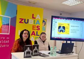 La concejala de Igualdad, Rebeca Sánchez, y la artista y poeta Ivonne Sánchez-Barea.