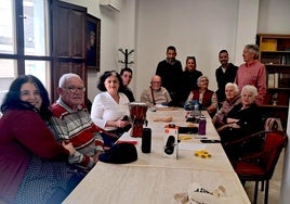 El grupo aprende a utilizar aplicaciones como WhatsApp o Facebook.