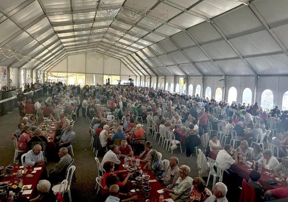 La comida de los mayores en las fiestas de La Zubia, en la caseta municipal.