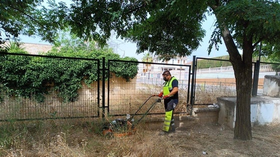 La Zubia invertirá más de 100.000 euros en el desbroce de todas sus calles, parques y jardines