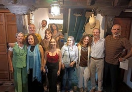 Autores y autoras residentes en el municipio, en la presentación.