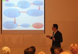 El psicólogo Tomás Quirosa imparte los talleres.