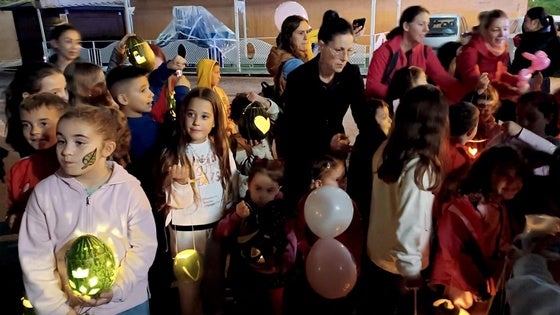 Los mayores de La Zubia enseñan a la juventud a construir farolillos de melón