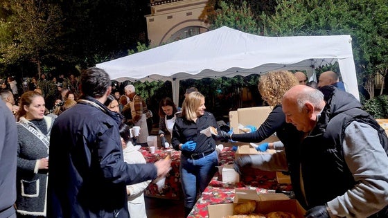 La Zubia da la bienvenida a la Navidad con mil raciones de tortas y chocolate