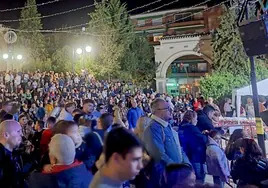 La Zubia da la bienvenida a la Navidad con mil raciones de tortas y chocolate