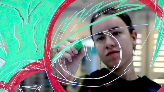 Jóvenes de La Zubia decoran los escaparates de los comercios con personajes de cómic