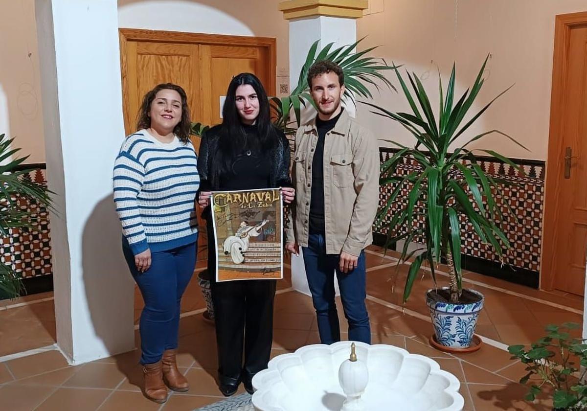 La alcaldesa y el concejal de Cultura de La Zubia, con la ganadora del concurso del cartel.