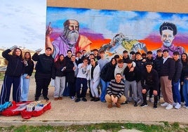 El alumnado del IES Trevenque de La Zubia muestra el grafiti, dedicado a la filosofía.