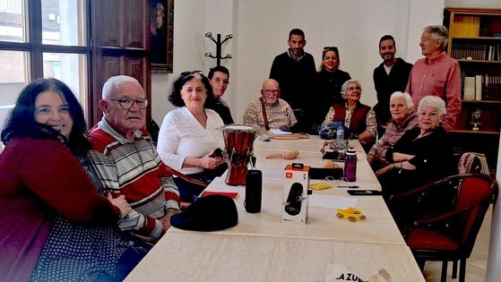 La Zubia enseña a sus mayores a manejar sus 'smartphones'