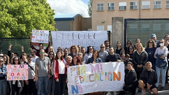 Familias del CEIP Alzawiya de La Zubia protestan por el cierre de una línea de Infantil
