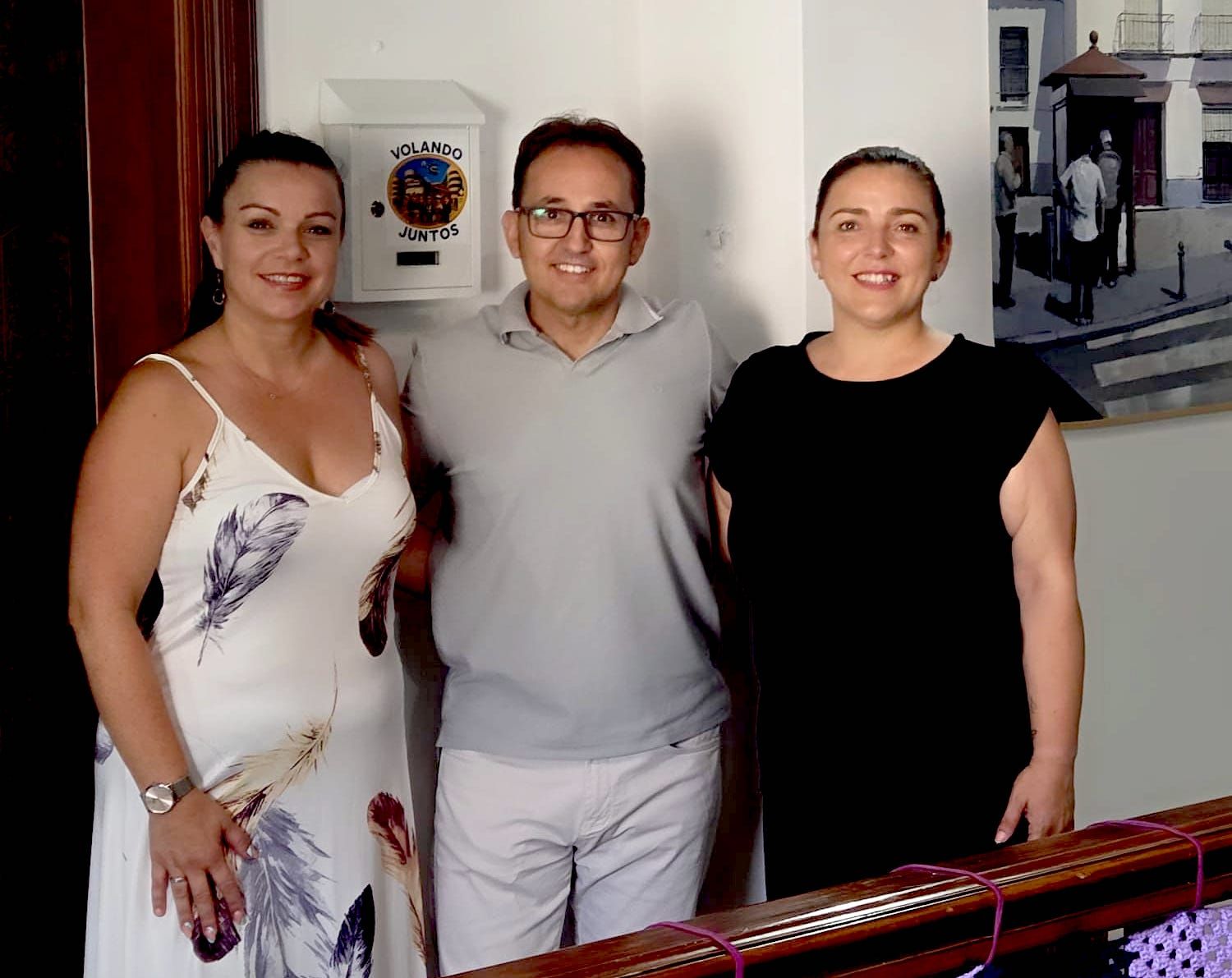 La concejala Rebeca Sánchez y la alcaldesa, Puri López, con Juan Antonio Roldán Yáñez.