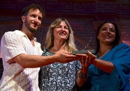 Pablo Laguna, Amaranta Cano y Puri López sujetan el Laurel de Plata.