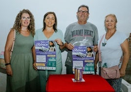 La alcaldesa, Puri López (en el centro), apoyando la iniciativa en una de las mesas de caridad.