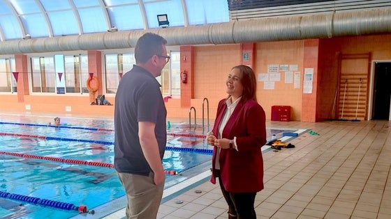 La Zubia instala placas solares en la piscina cubierta para hacerla más eficiente