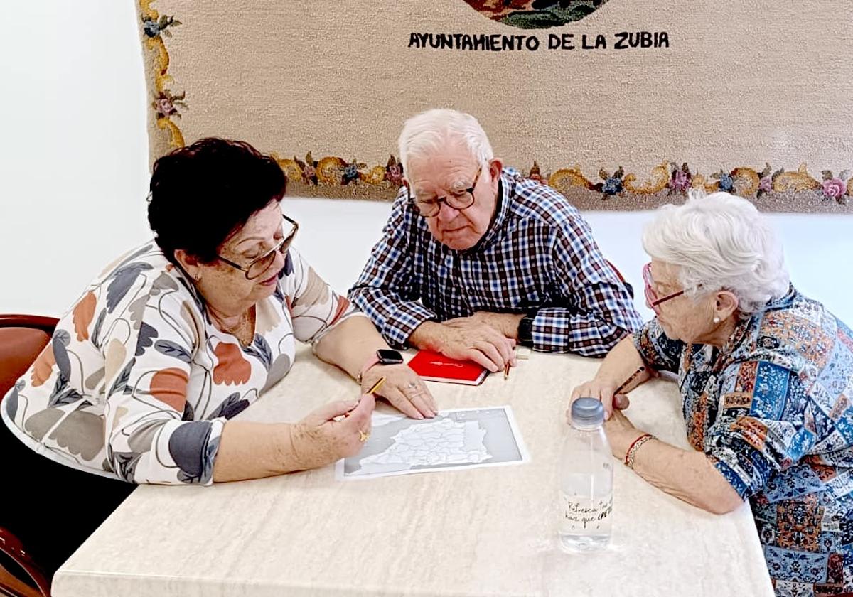 Un grupo formado por más de 35 personas mayores de La Zubia está aprendiendo a mejorar su atención y utilizar sus teléfonos móviles.