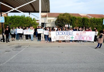 La comunidad educativa del CEIP Tierno Galván de La Zubia se manifiesta para pedir una nueva línea
