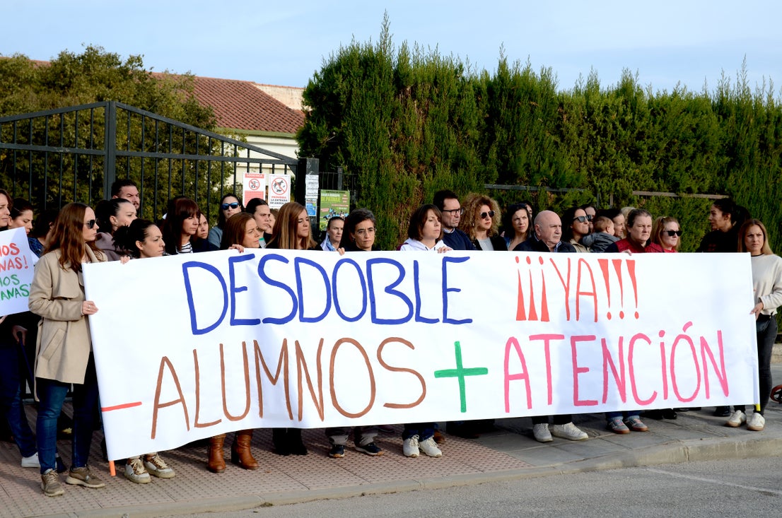 La comunidad educativa del CEIP Tierno Galván de La Zubia se manifiesta para pedir una nueva línea