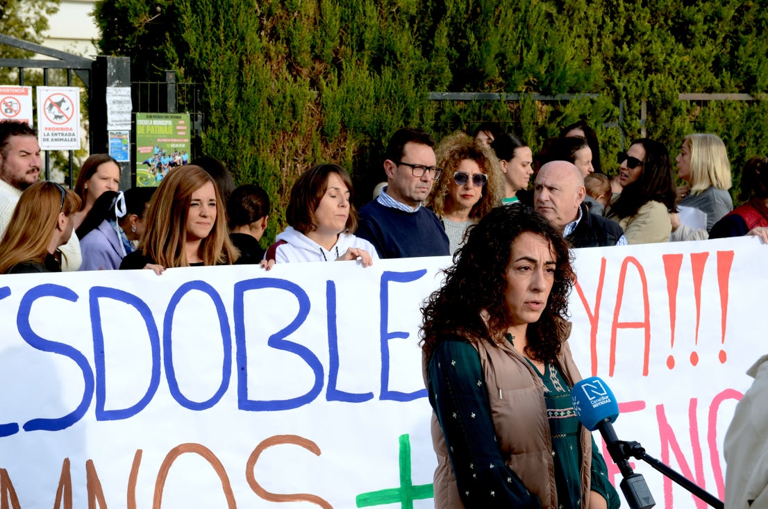 La comunidad educativa del CEIP Tierno Galván de La Zubia se manifiesta para pedir una nueva línea