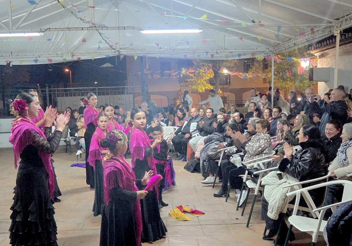 Actuaciones de grupos de baile.