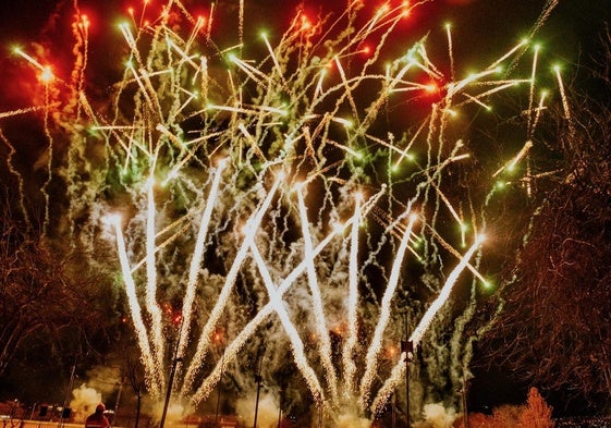 Espectáculo piromusical: fuegos artificiales y canciones infantiles célebres.