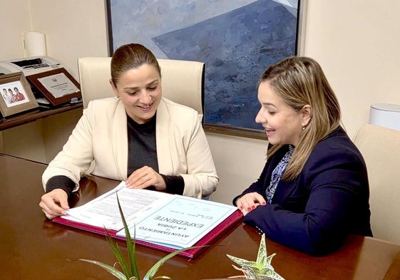 La alcaldesa, Puri López, con la concejala de Mantenimiento Integral, Charo Iglesias.