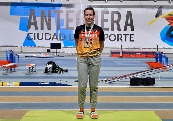 La joven, perteneciente al Club Deportivo La Zubia, arriba en el podio en Antequera.