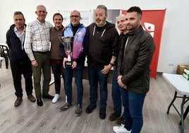 El Aumentur La Zubia, con la copa de campeón provincial.