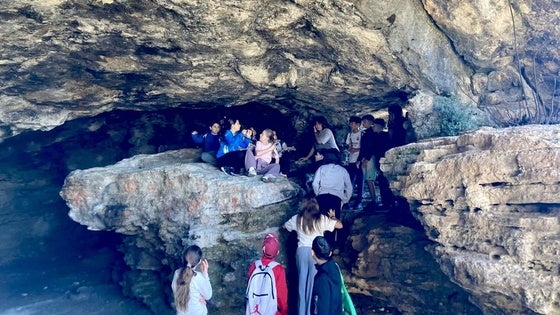 Los escolares de La Zubia conocen los restos prehistóricos y el patrimonio natural del municipio