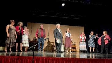 El grupo teatral Verso Vivace, en el escenario del Centro Cultural Carlos Cano.