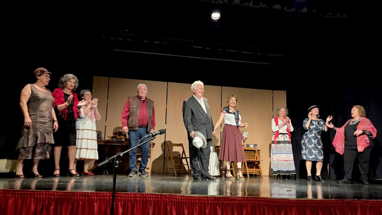 El grupo teatral Verso Vivace, en el escenario del Centro Cultural Carlos Cano.