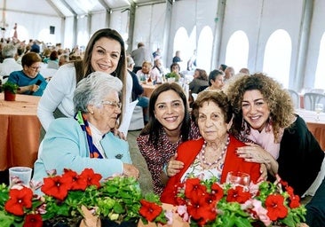 Miembros del equipo de gobierno, con mayores de La Zubia en la Caseta Municipal.
