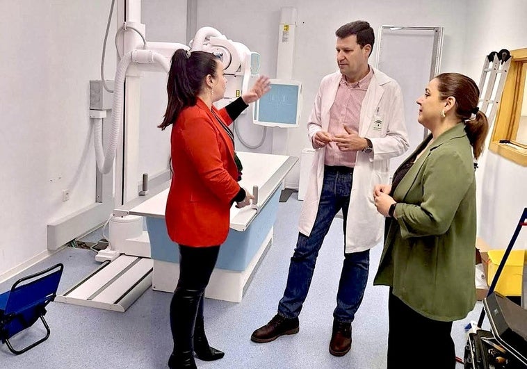 Miembros del equipo de gobierno, visitando el Centro de Salud de La Zubia.