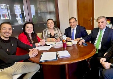 Reunión con el diputado provincial hace un año, cuando La Zubia se ofreció para acoger el nuevo Parque de Bomberos.