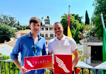 Diego Hernández, el creador de la ‘app’, con Daniel Aguilera, concejal de Turismo.