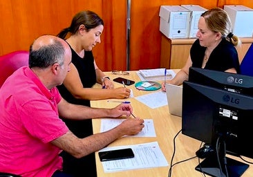 La alcaldesa, Puri López (a la izquierda), reunida con el arquitecto y la secretaria municipal este jueves.