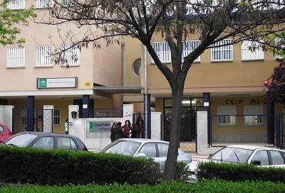 Una torta por un libro en el colegio Al-Zawiya de La Zubia